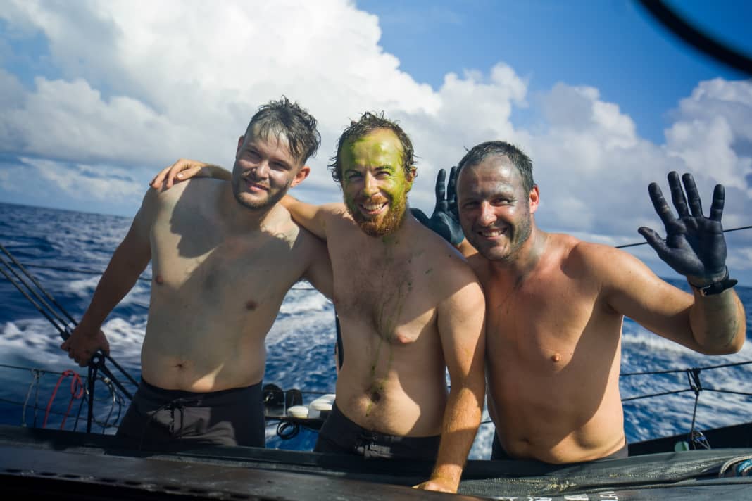 Team Guyots Äquator-Täuflinge (v. r.): Skipper Robert Stanjek, An-Bord-Reporter Charles Drapeau und Phillip Kasüske