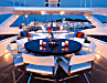   Voraus auf dem Sundeck: Am runden Tisch finden acht Gäste Platz. Eine Bar und eine Teppanyaki- Platte ergänzen die Gastfreundschaft.