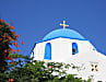 Blaue oder rote Kuppeln der Kirchen und Kapellen trifft man auf jeder Insel