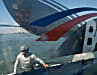 Der Skipper im Fenster durch die Folie des Wingsails fotografiert