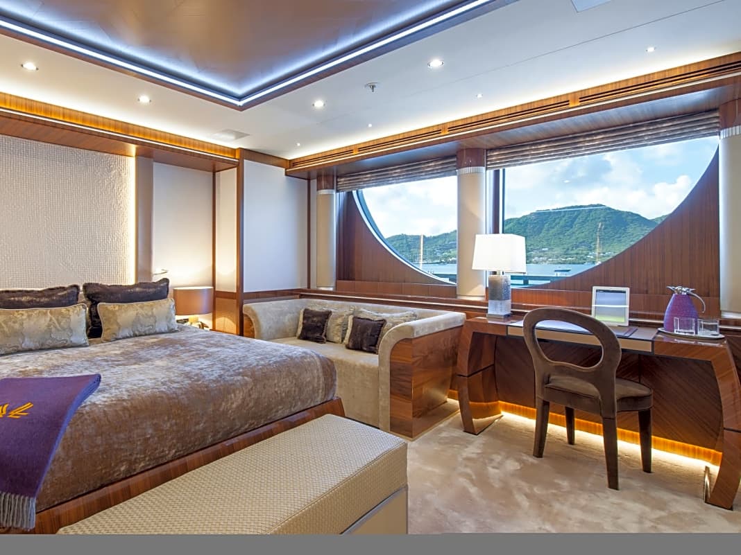 Komfortabel: Die Yacht verfügt über fünf Kabinen auf dem Hauptdeck, drei davon haben Doppelbetten und werden als VIP-Suiten bezeichnet. Tageslicht flutet alle Räume gleichermaßen.