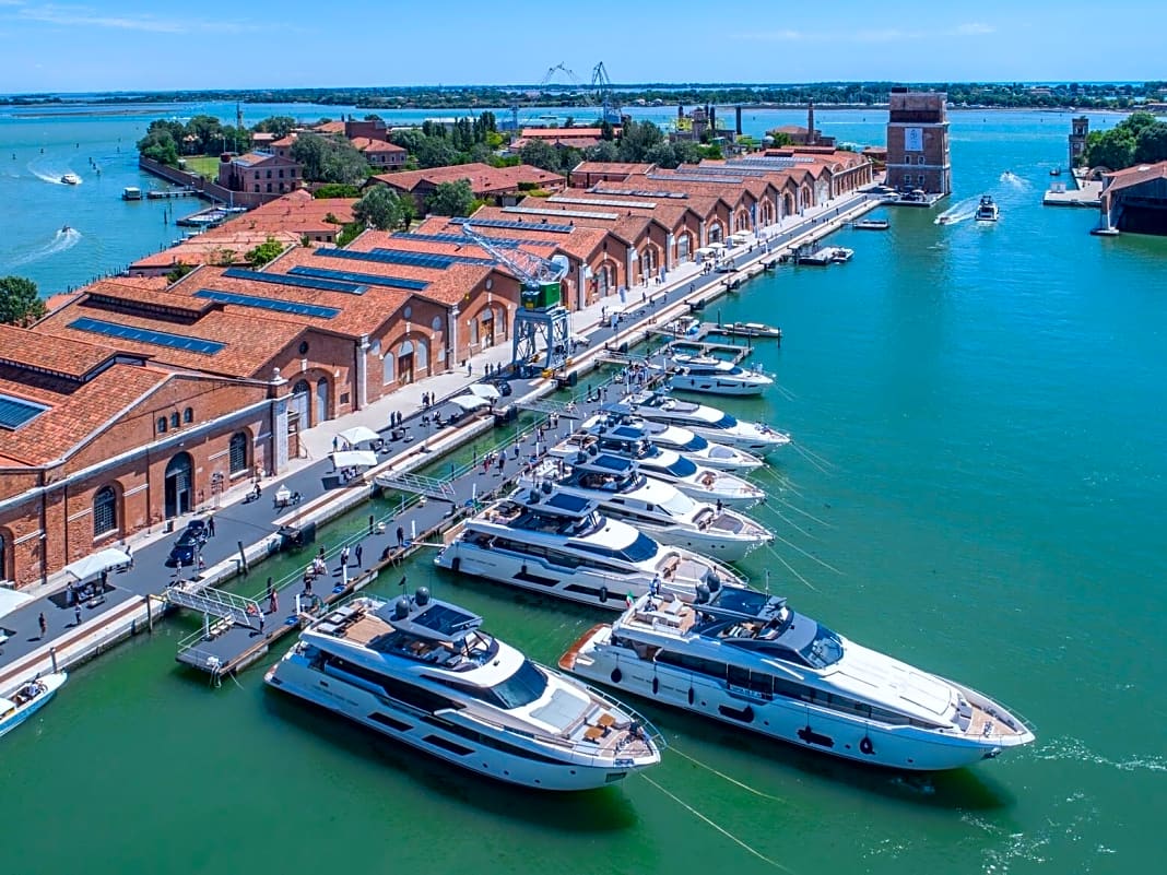 Die Ferretti-Flotte im Arsenale Venezia