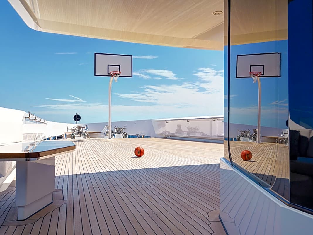 Spielplatz Vorschiff: Der Basketball liegt vor der Eignersuite auf dem Oberdeck und wartet auf die ganze Familie.