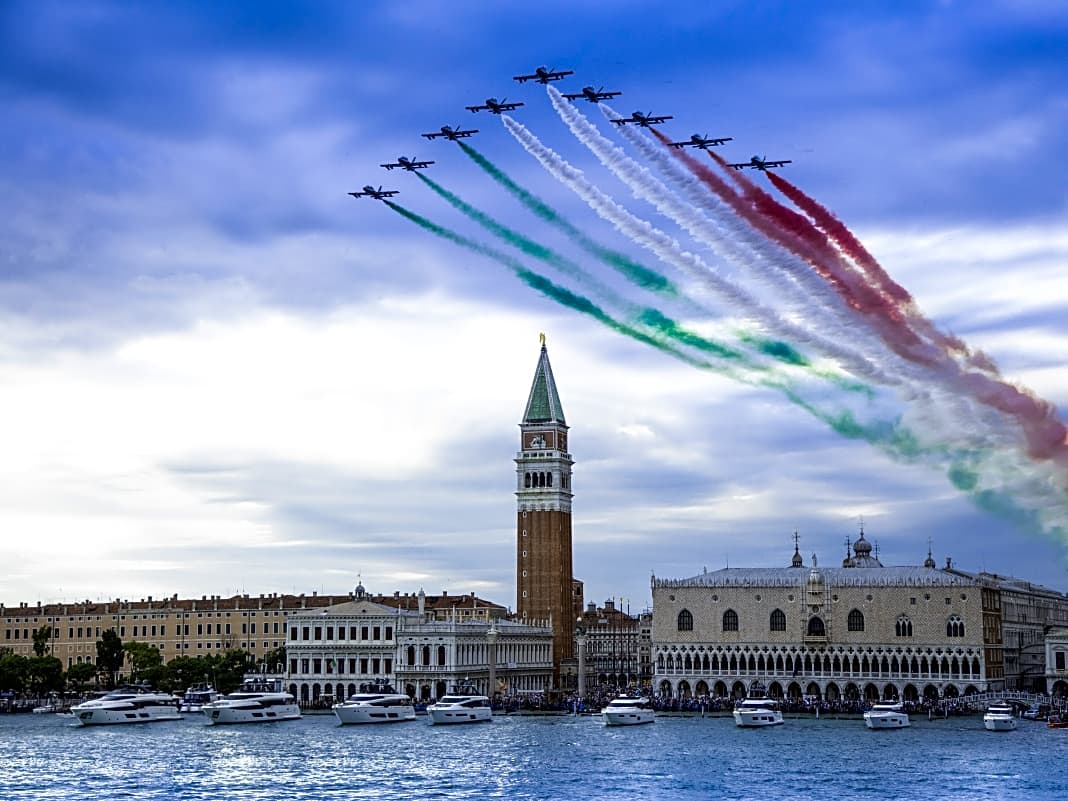 Die Flugshow der "Frecce Tricolore" zu Ehren von Ferrettis Jubiläum