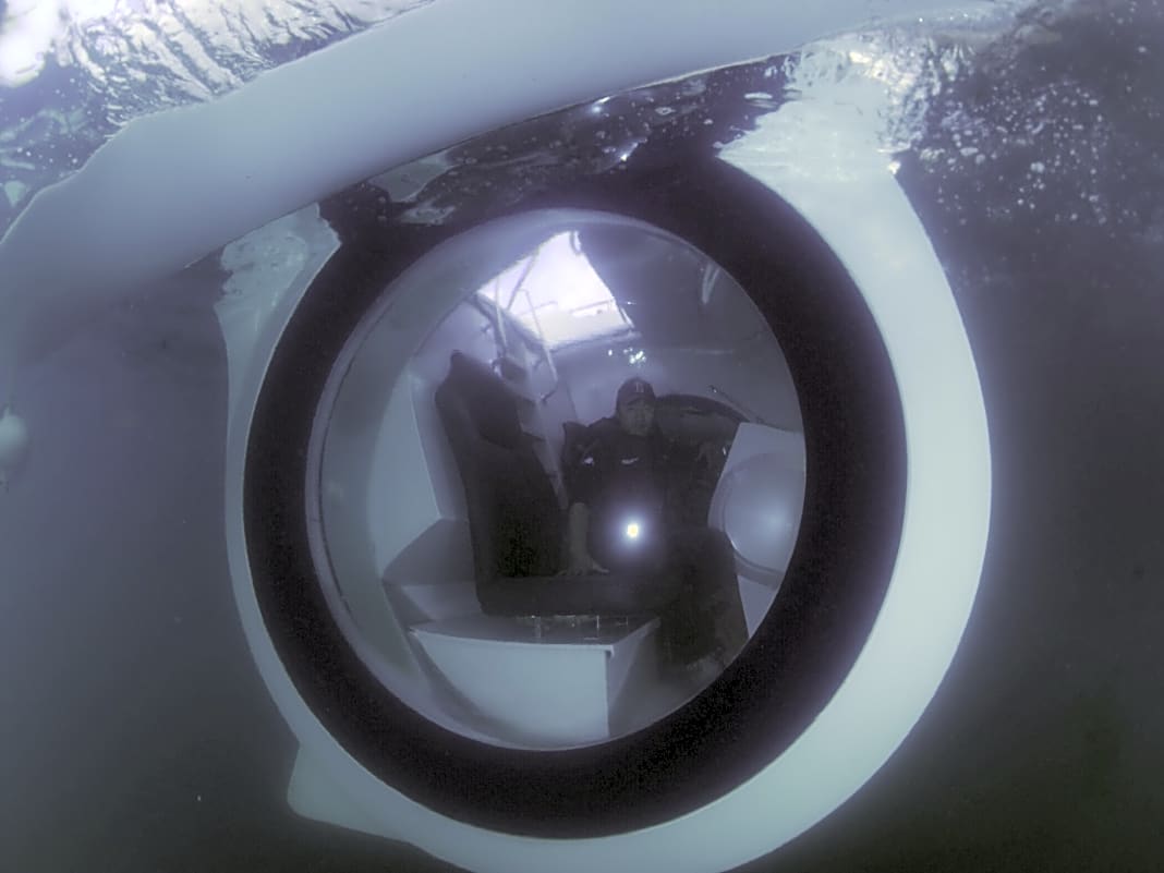 EGO ist eine gelungene Mischung aus einem Glasbodenboot und einem U-Boot und besonders für Eigner interessant, die ohne nass zu werden die Unterwasserwelt erleben wollen.