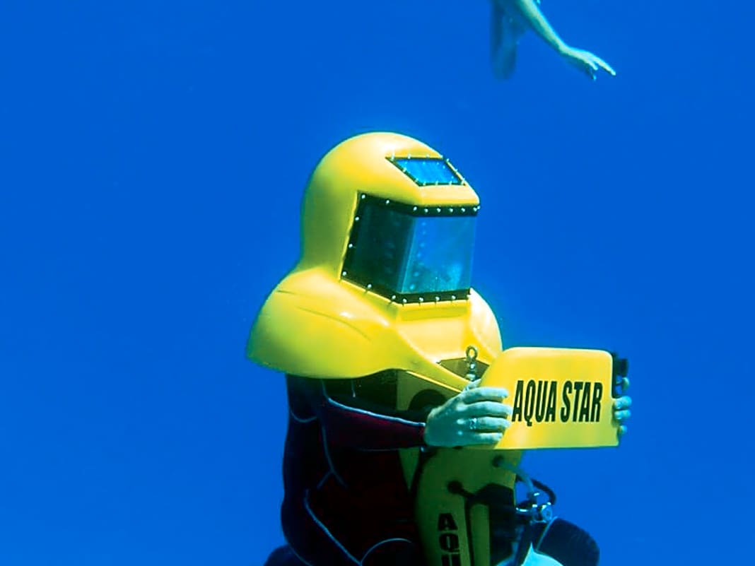 Aqua Star erfand mit ihren Unterwasser-Mopeds "AS1" und "AS2" das ultimative Spielzeug für Yachtgäste, die zu faul zum Schwimmen oder Tauchen sind, aber dennoch das nächstgelegene Riff erkunden wollen.