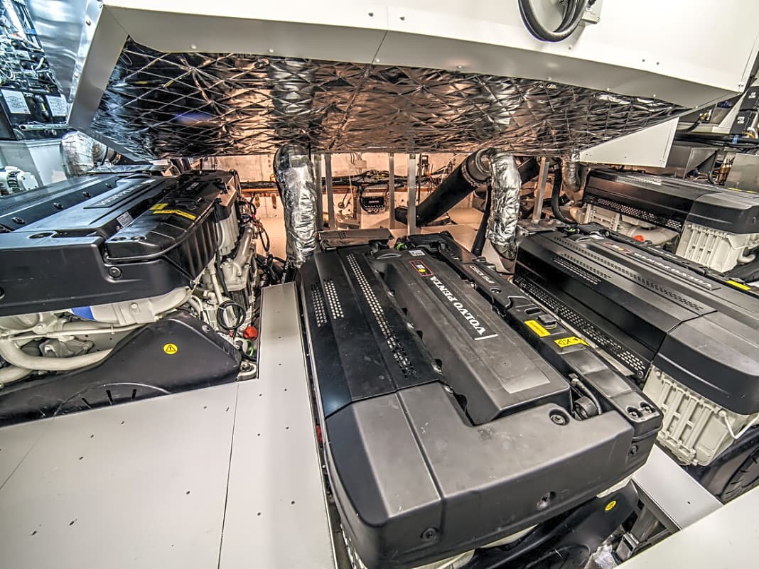 Im kompakten Motorenraum sind die vier Volvo-Penta-Einheiten gut zugänglich.