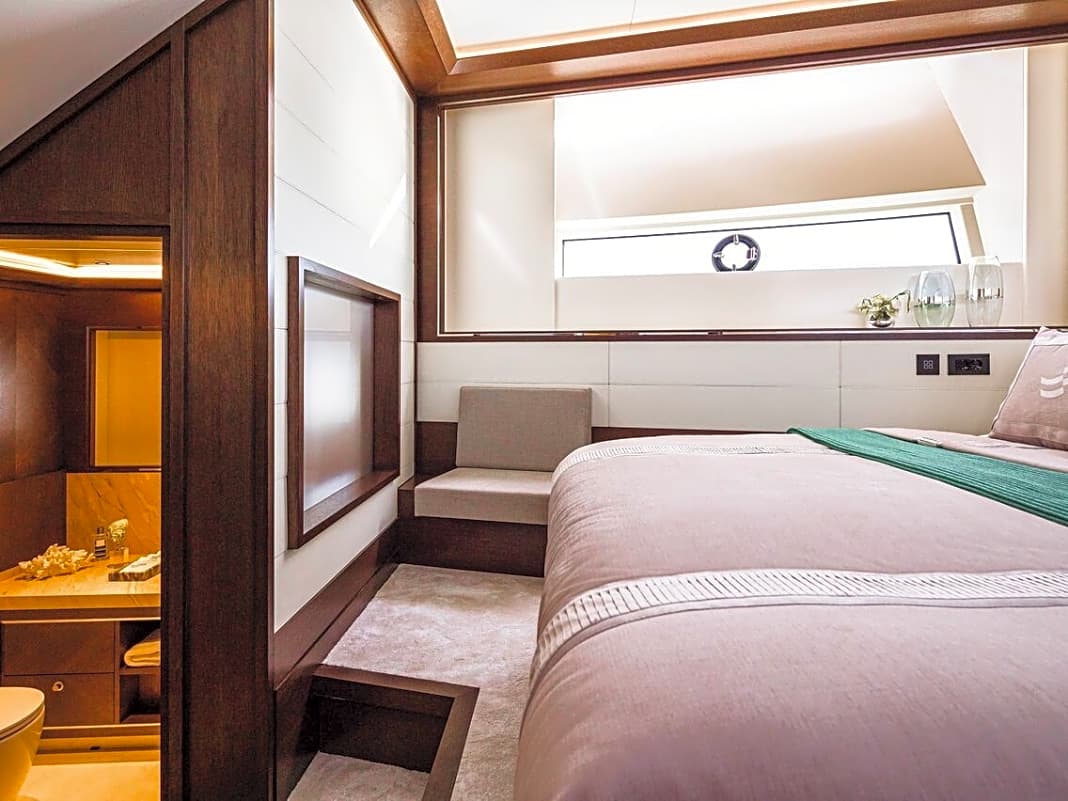 Vielseitige Unterkunft: Bis zu acht Gäste wohnen in zwei VIP-Kabinen mittschiffs und vorn im Bug.