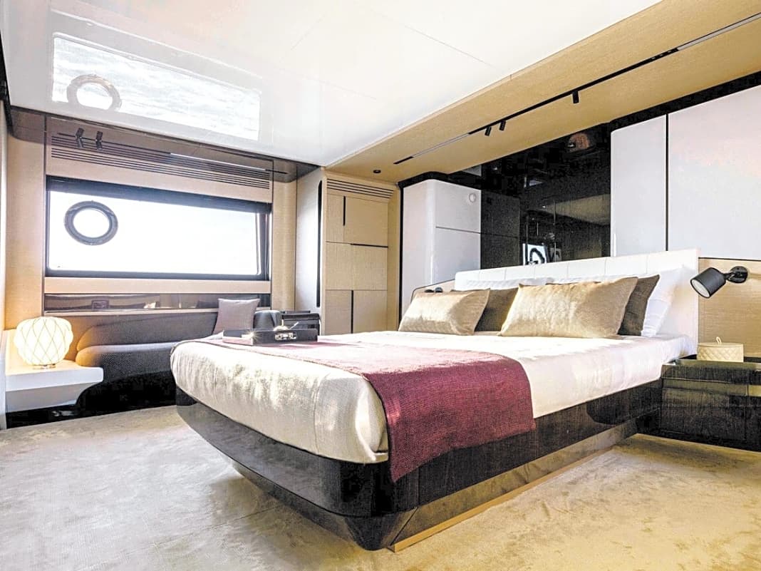 Komfortabel: Der Eigner schläft mittschiffs in einem frei stehenden Bett.