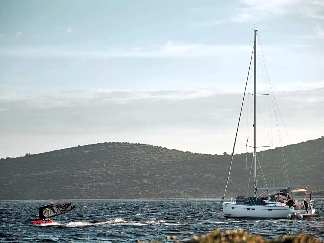 Mit Segelboot und Surfbrett durch die Inselwelt Kroatiens