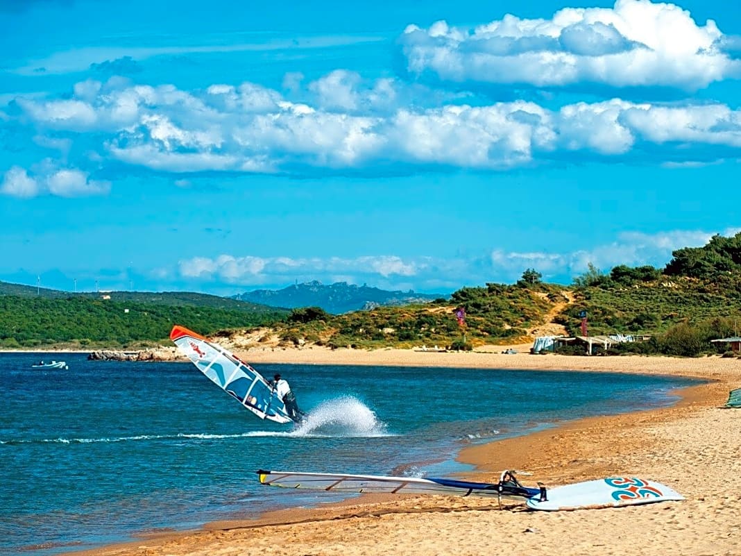 Windsurf-Spot Porto Pollo auf Sardinien