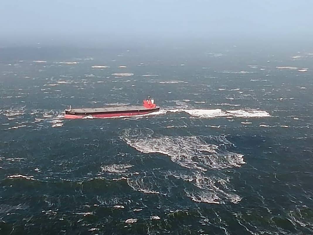 Havarie vor Langeoog: Der Massengutfrachter "Glory Amsterdam" strandet im Sturm vor der Nordseeinsel, die Bergung dauert an 