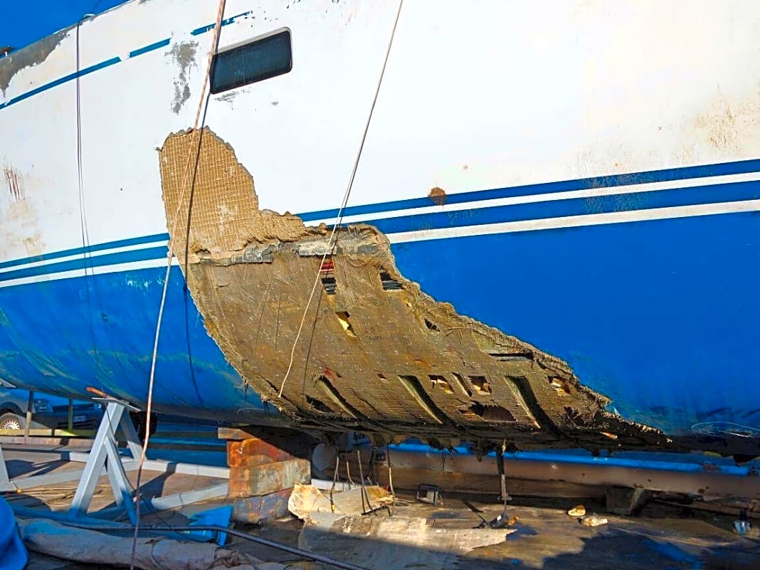DER FALL "Polina Star III": Im Juli 2015 verlor die Oyster 825 vor Alicante/Spanien den Kiel und sank, sie konnte später geborgen werden. Eine Untersuchung der Werft ergab Fertigungsfehler. Offenbar wurden die Stöße der aus mehreren Teilen vorgefertigten Bodengruppe nicht fachgerecht laminiert. Diese ermüdeten bei der gerade ein Jahr alten Yacht schleichend, bei 5 Beaufort und eineinhalb Meter Welle brach der Kiel aus dem Rumpf.