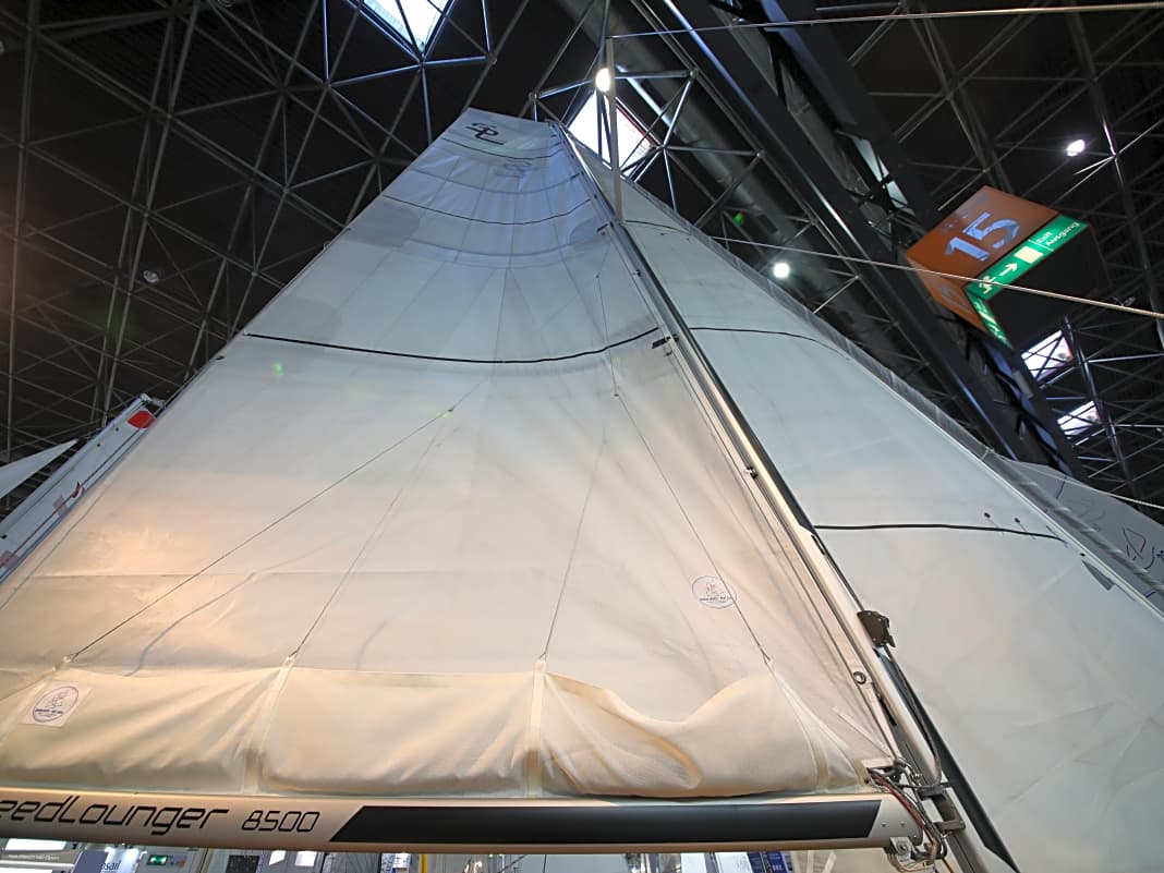 Üppig: 46 Am-Wind-Quadratmeter für nur 2,15 Tonnen Bootsgewicht ergeben eine Segeltragzahl von 5,25