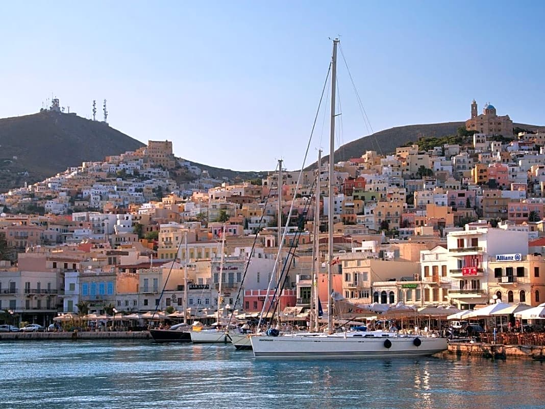 Typisch Griechenland: Die Crews machen oft an einfachen Stadt-Piers fest, wie hier in Ermopoli auf der Insel Syros, dem Regierungssitz der Kykladen