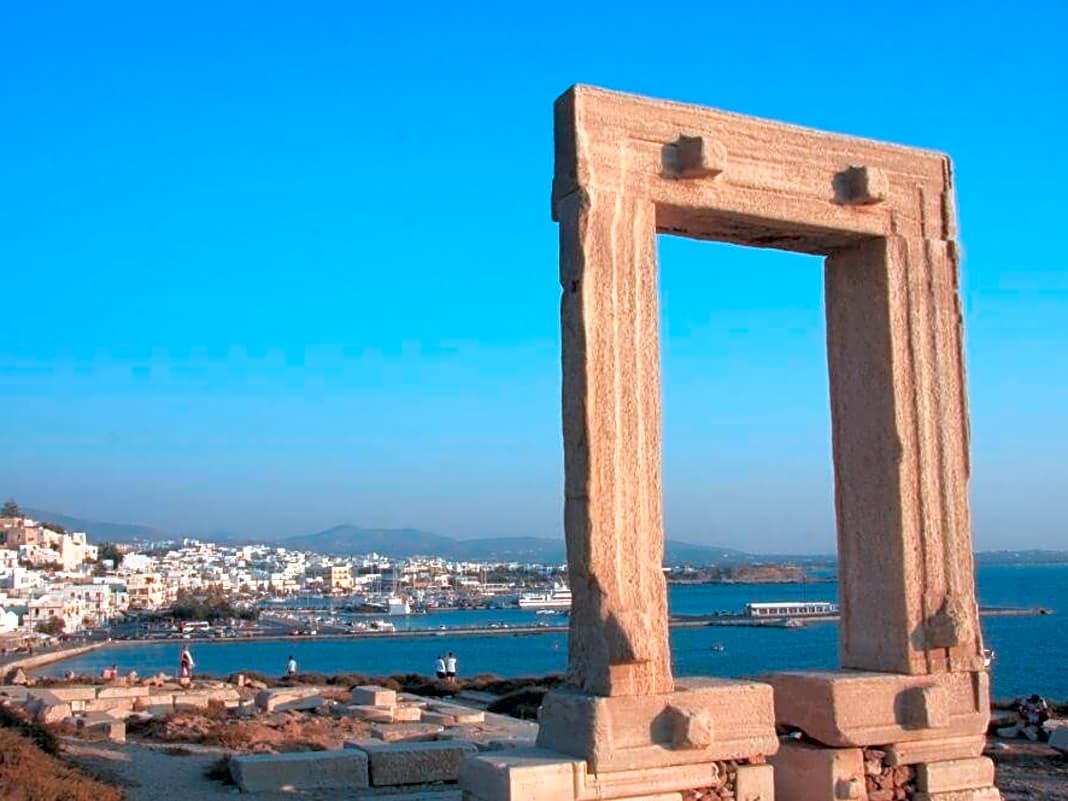 Berühmt: Blick auf den Hafen von Naxos mit der antiken Portara des alten Apollon-Tempels auf dem Berg
