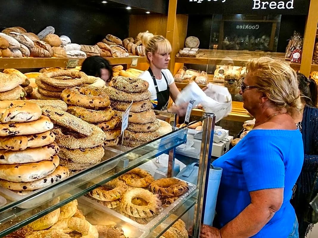 Einfach lecker: typisch griechische Bäckerei in der Altstadt von Paros 