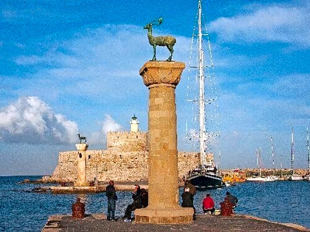 Der Hirsch an der Hafeneinfahrt von Rhodos ist berühmt