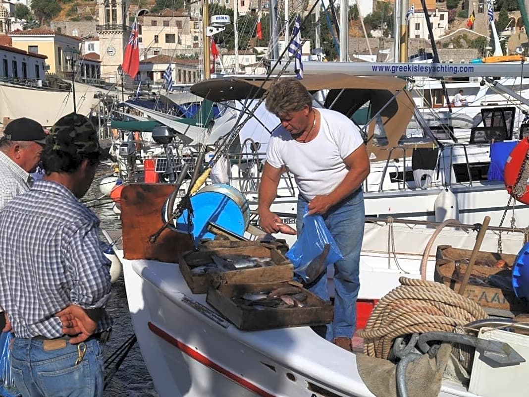 Fischer verkaufen den Fang direkt vom Boot 