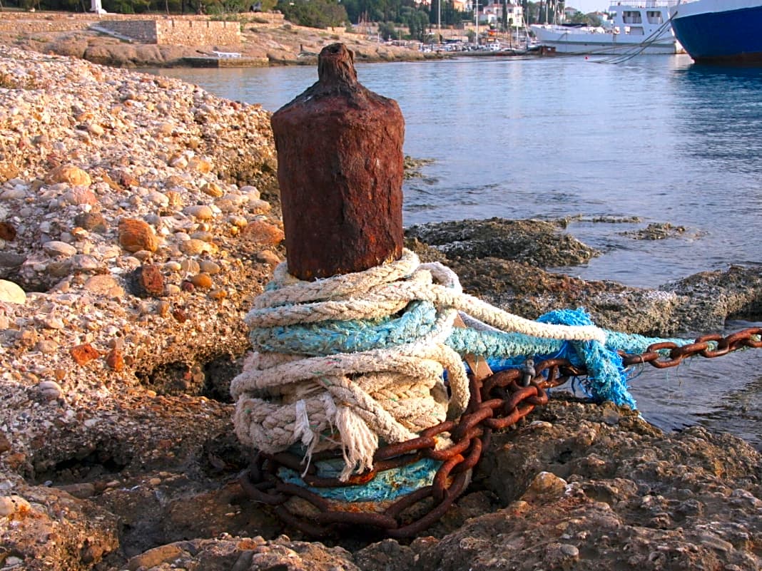 In Spetses dient eine alte Kanone der Festung seit Jahrunderten als Poller für Yachten