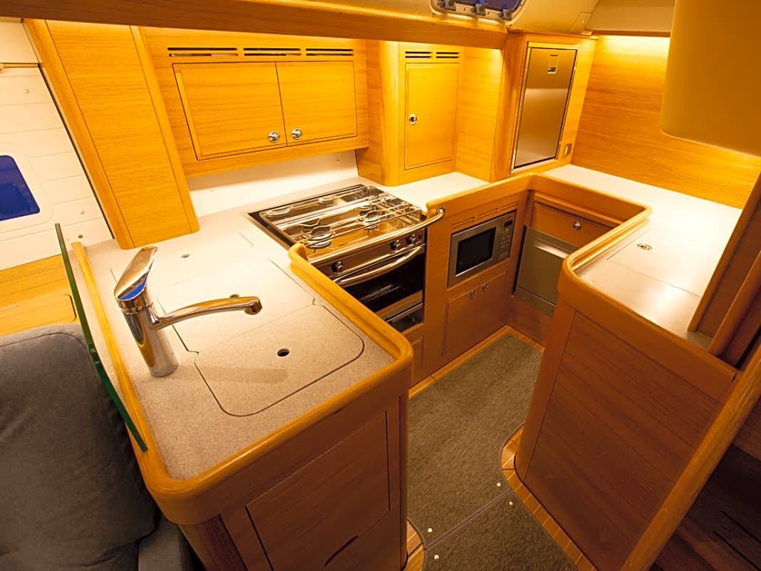 Die Pantry kann man in zwei Größen wählen. Beim Testboot ist die Küche weiter nach achtern gebaut und bietet mehr Arbeitsfläche und Stauraum. Das Volumen wird der Backskiste entzogen, die in dieser Version kleiner ausfällt