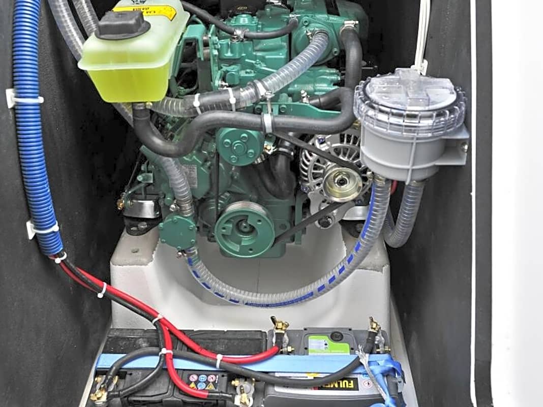 Sauber installiert, relativ leise: der Volvo-Penta-Diesel, der im Standard 12 PS hat