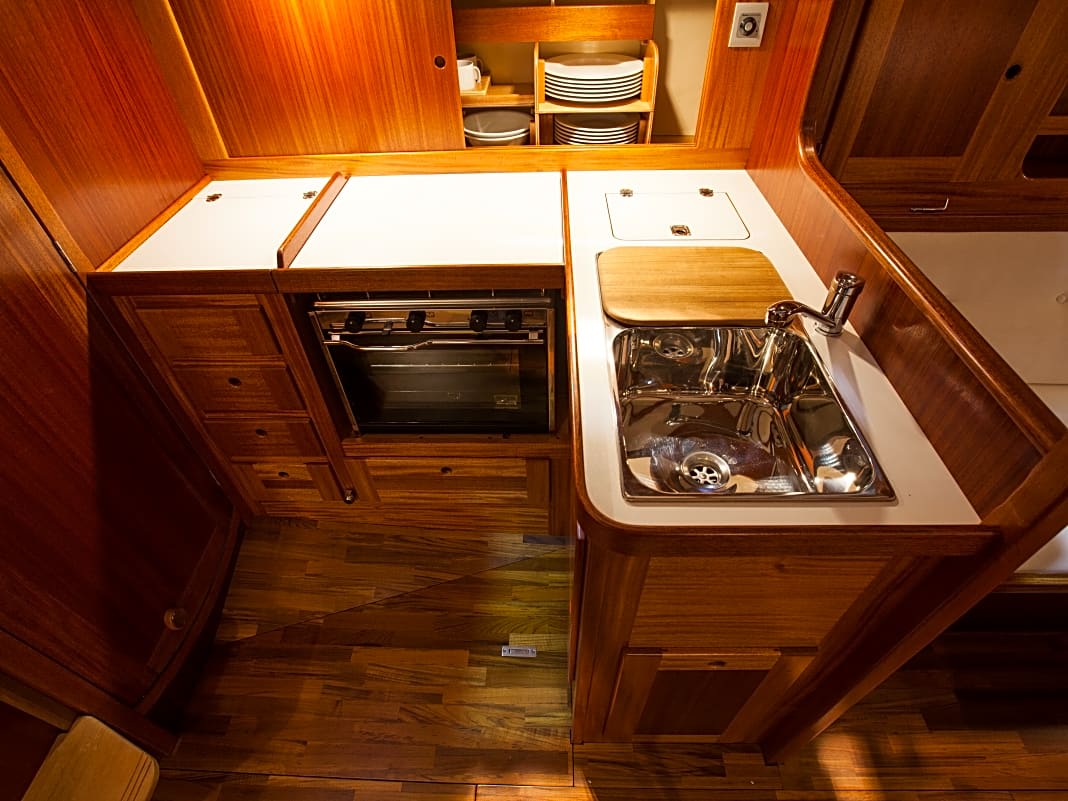 Die Pantry steht den Küchenzeilen moderner Yachten in nichts nach