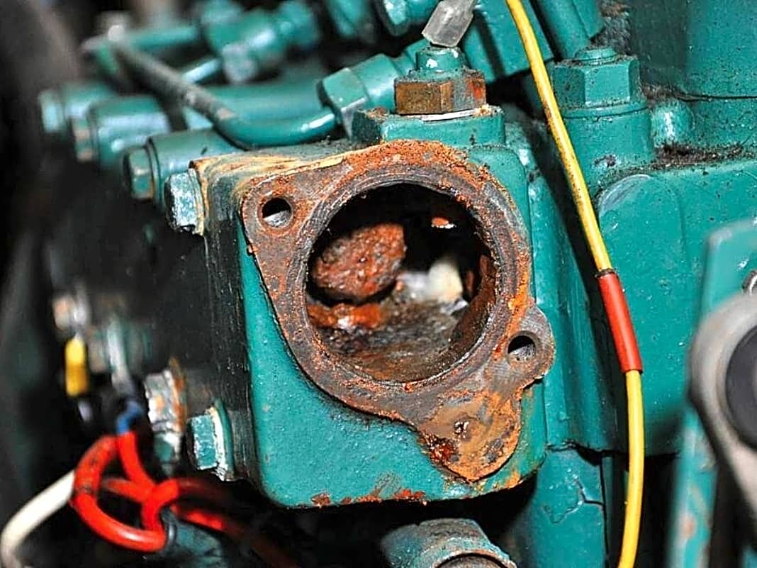 Korrosion

 Einkreisgekühlte Motoren rosten häufig von innen nach außen durch. Nach gut 20 Jahren ist in der Regel ein Austausch fällig. Motoren mit Zweikreiskühlung halten länger durch. 
