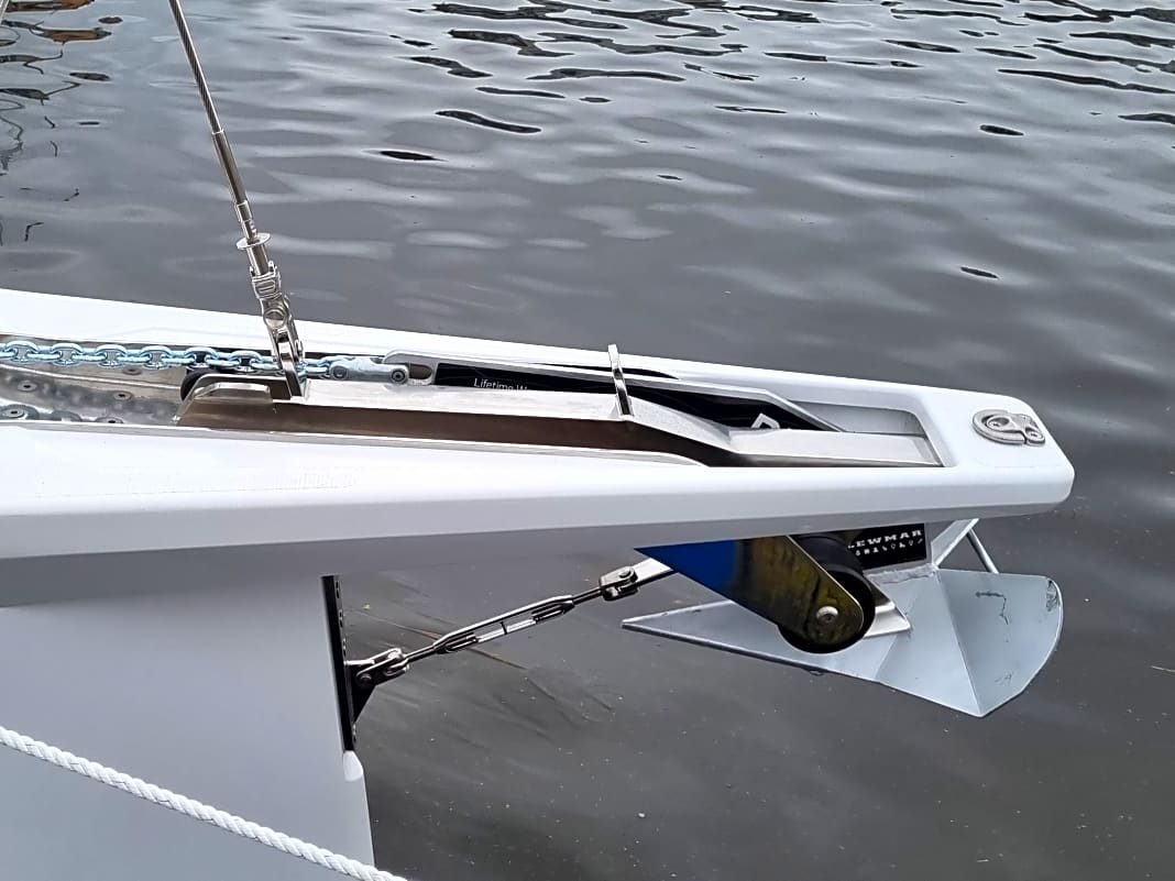 Neu. Hanse fertigt erstmals ein Boot mit einem fest am Rumpf angebauten Bugspriet. Der Rüssel dient gleichzeitig auch als Ankerhalterung
