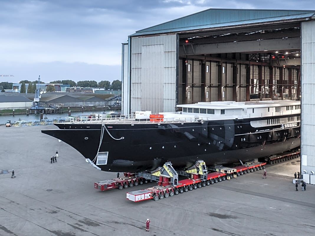 Jeff Bezos' Mega-Yacht "Y721" heimlich aus der Werft geschleppt