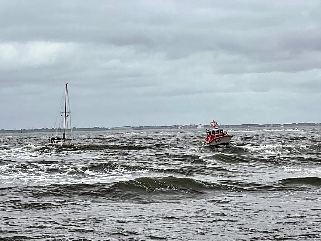 Seenotfälle: Yacht strandet, Tri verliert Schwimmer und Mast