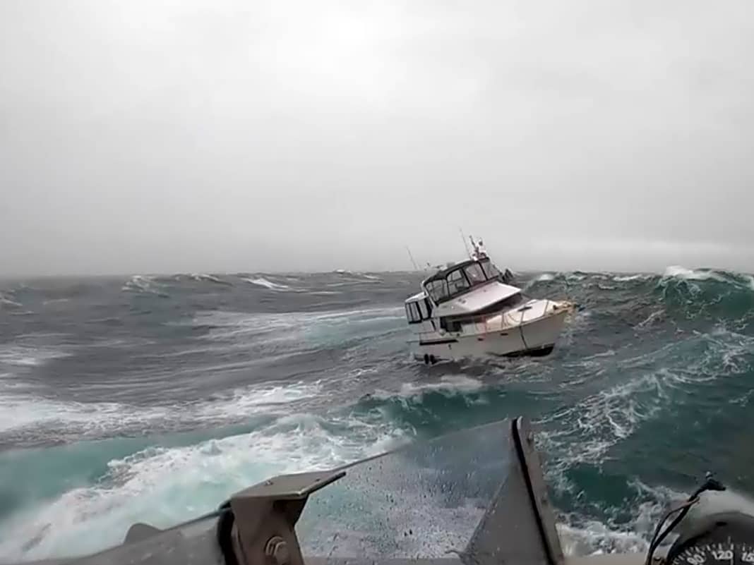 35-Fuß-Schiff wird von Welle gekentert - Skipper gerettet