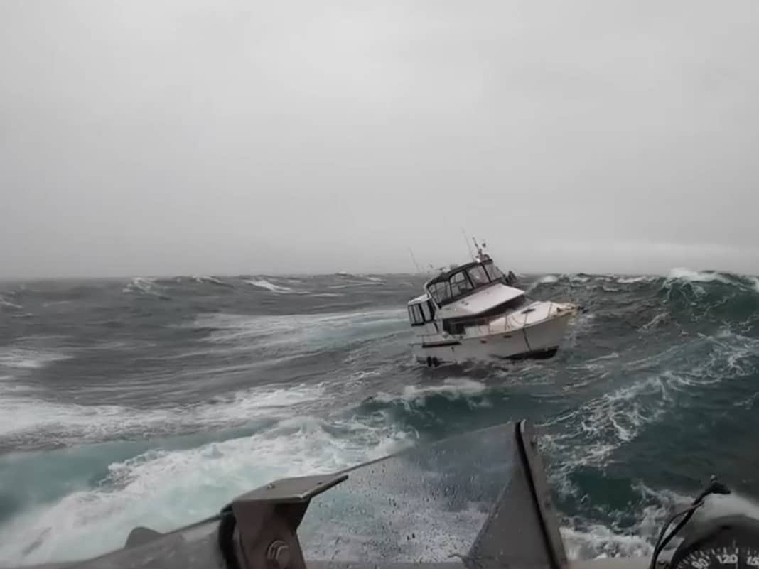 35-Fuß-Schiff wird von Welle gekentert – Skipper gerettet