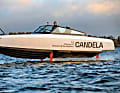Candela C-8: Mehr als 50 Seemeilen Reichweite mit 24 kn Marschfahrt und 30 kn (55,6 km/h) Topspeed. Rein elektrisch und mit einer Batteriefüllung – versteht sich von selbst.  Carbon, ein revolutionärer, im eigenem Haus entwickelter Pod-Antrieb und ein elektronisch gesteuertes Hydrofoilsystem, das den Reibungswiderstand um 80 Prozent reduziert, machen’s möglich.