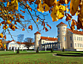 Seefassade von Schloss Rheinsberg, ein beliebtes Ausflugsziel auch im Herbst 