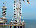 Das Angebot an Aktivitäten auf der Seebrücke De Pier umfasst auch Optionen mit Nervenkitzel, etwa Bungee-Jumping vom Turm im Hintergrund oder die immerhin 350 Meter lange Zipline