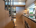 Die Bordküche steht als „Raumteiler“ zwischen der mittschiffs eingebauten Eignersuite und der VIP-Cabin im Bug.