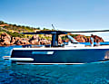Fjord 38 Xpress (D): 11,63 m lang, 3,64 m breit, Verdrängung 8225 kg (o. M.). Mit 2x 300 PS Außenborder: 370.864 €