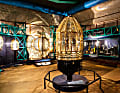 Brillant: Leuchten und Linsen sowie  alte Öllampen sind im kleinen Museum zu sehen