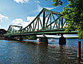 Einst Symbol der Trennung von Ost und West: die Glienicker Brücke, heute sogar mit Sportbootanleger.