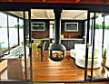 Im Inneren vieler Hausboote sorgen große Fensterflächen, eine üppige Ausstattung und clevere Detaillösungen für ein hohes Maß an Wohnkomfort