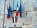 Flaggenschmuck am Geburtshaus von Francois Mitterrand in Jarnac.