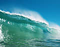 So sieht eine hohl brechende Welle, die close-out bricht, aus der Sicht eines SUP-Surfers aus. Einen Ausweg über die Wellenlippe gibt es nicht. Jetzt nützt nur noch der Tauchgang mit Paddel unter die Welle. Hoffentlich ist die Leash stark!