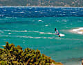 Am „Golden Beach“ in Marmari steht das einzige Windsurf- (und vor allem Kite-)Center. Reichlich Wind gibt’s vor allem im Hochsommer.