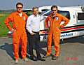 Der Hagelabwehrpiloten-Coach Michael Sachweh mit zwei seiner Piloten, Georg Vogl, Chefpilot, (rechts) und Johann Wagenstaller (links). 