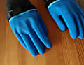 Klettbänder verhindern, dass die Handschuhe beim Surfen von der Hand rutschen. Fertig – der Winter kann kommen!