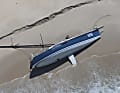 Die 12-Meter Yacht "Huntress" wurde nach einem Ruderbruch am Christmas Beach auf Cape Barren Island angespült
