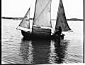 Eine Holzkiste auf einem Ruderboot – Yrvinds erster Kahn, mit dem er 1962 um die Ostsee segelte 