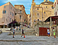 Wer hinauf zur Zitadelle von Calvi möchte, sollte gut zu Fuß sein. Un­zäh­lige Stufen gilt es zu überwinden. Die jungen Fußballer ficht das nicht an