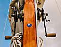 Das Mastprofil wurde im Rahmen der Restaurierung völlig neu gebaut und mit den Original-Fallwinschen ausgerüstet, auf denen heute Tauwerk aus Dyneema statt Draht zum Einsatz kommt